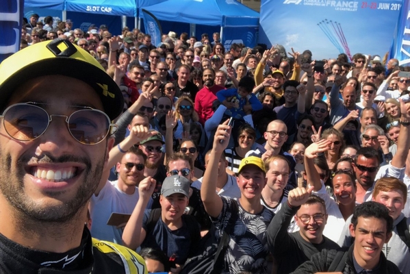 Daniel Ricciardo selfie Nice